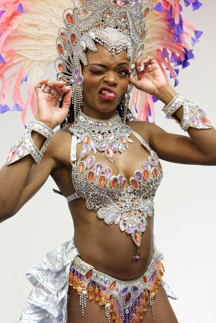Danseuse en costume de carnaval blanc à plumes