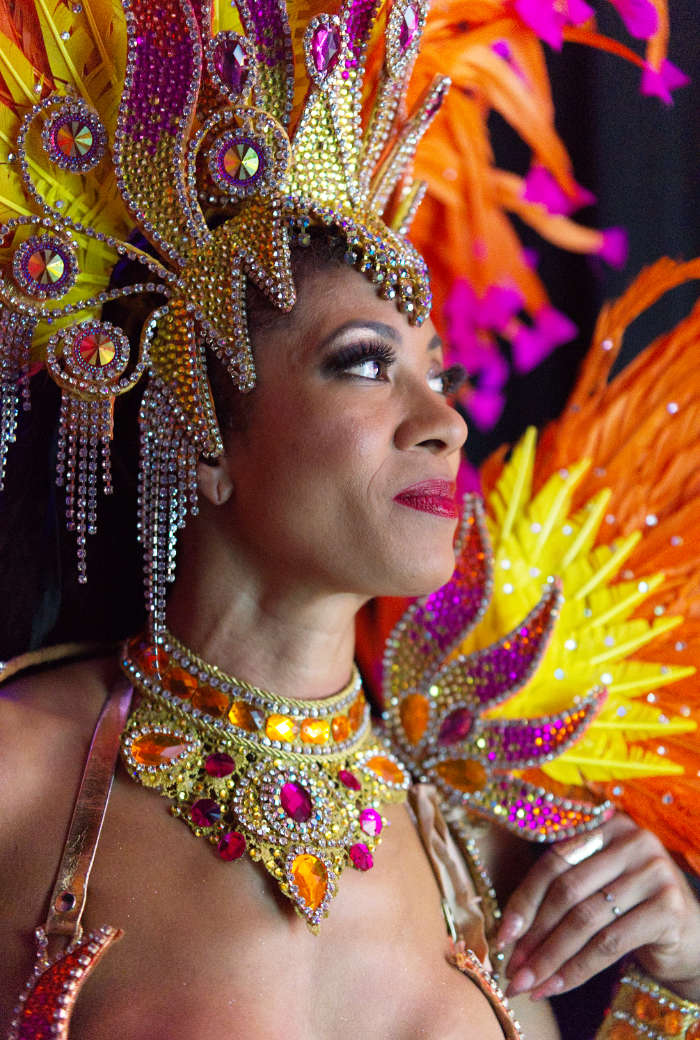 Danseuse en costume de carnaval, coiffe de plumes colorées