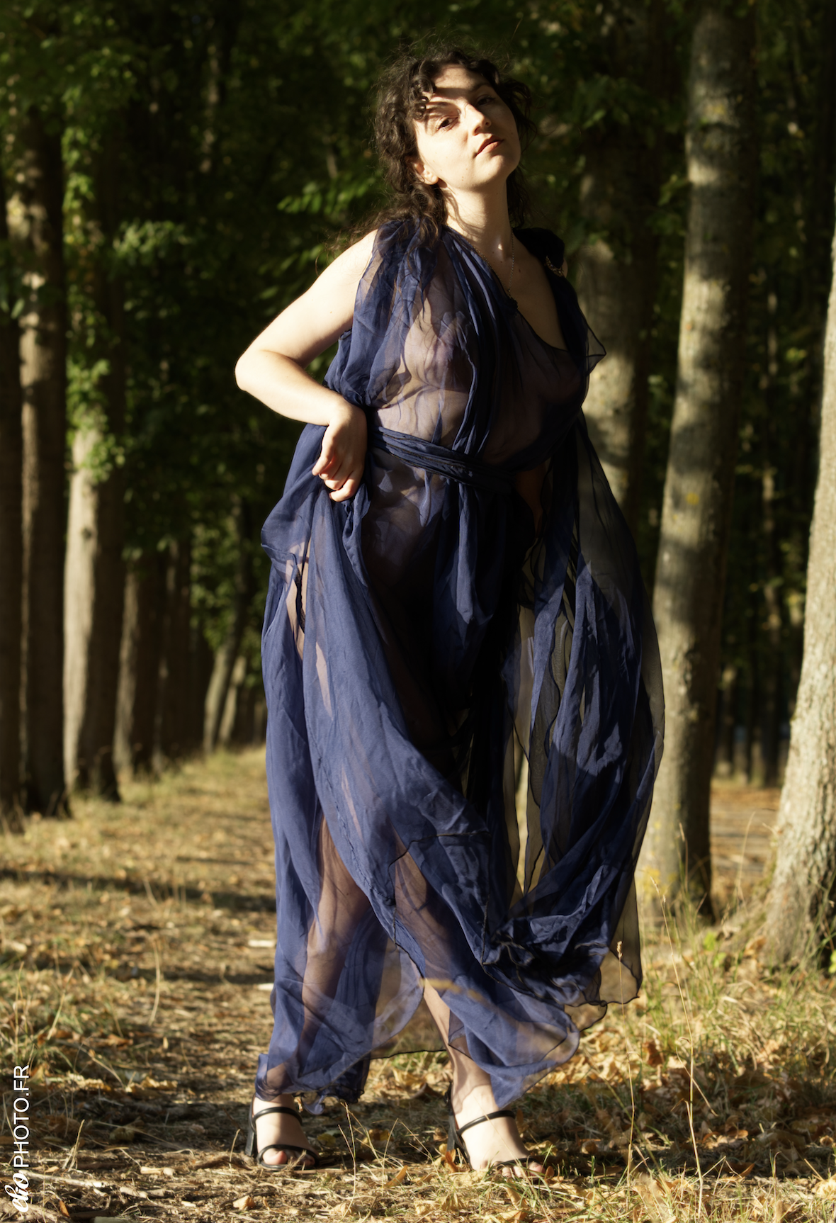 Femme en tenue sombre dans un sous-bois