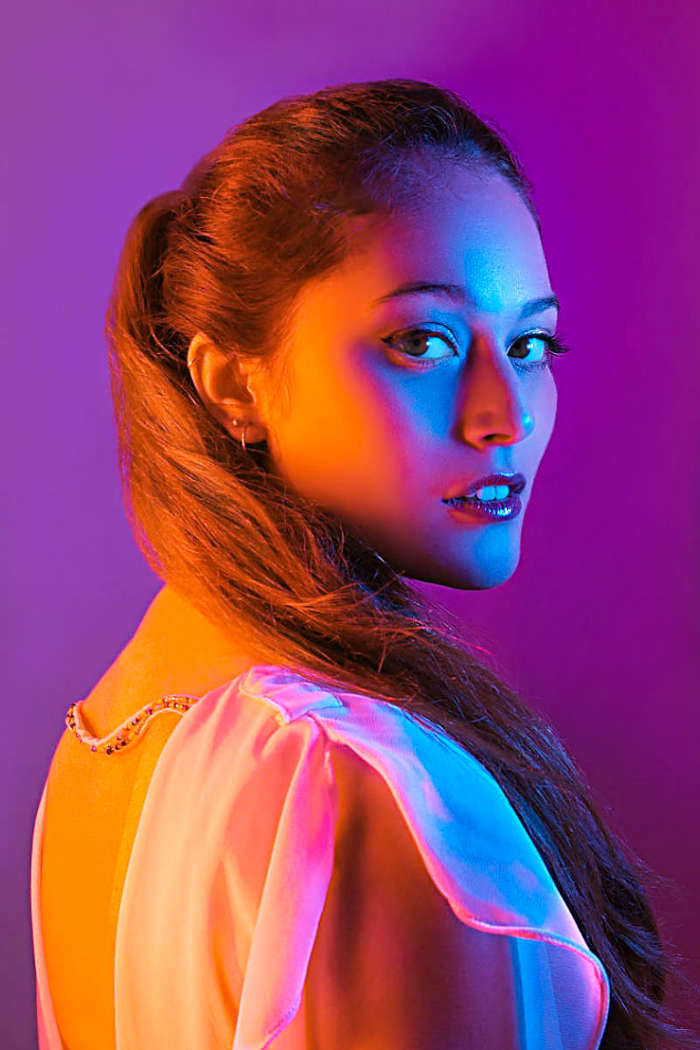 Portrait créatif en lumière colorée, gélatines bleue et orange