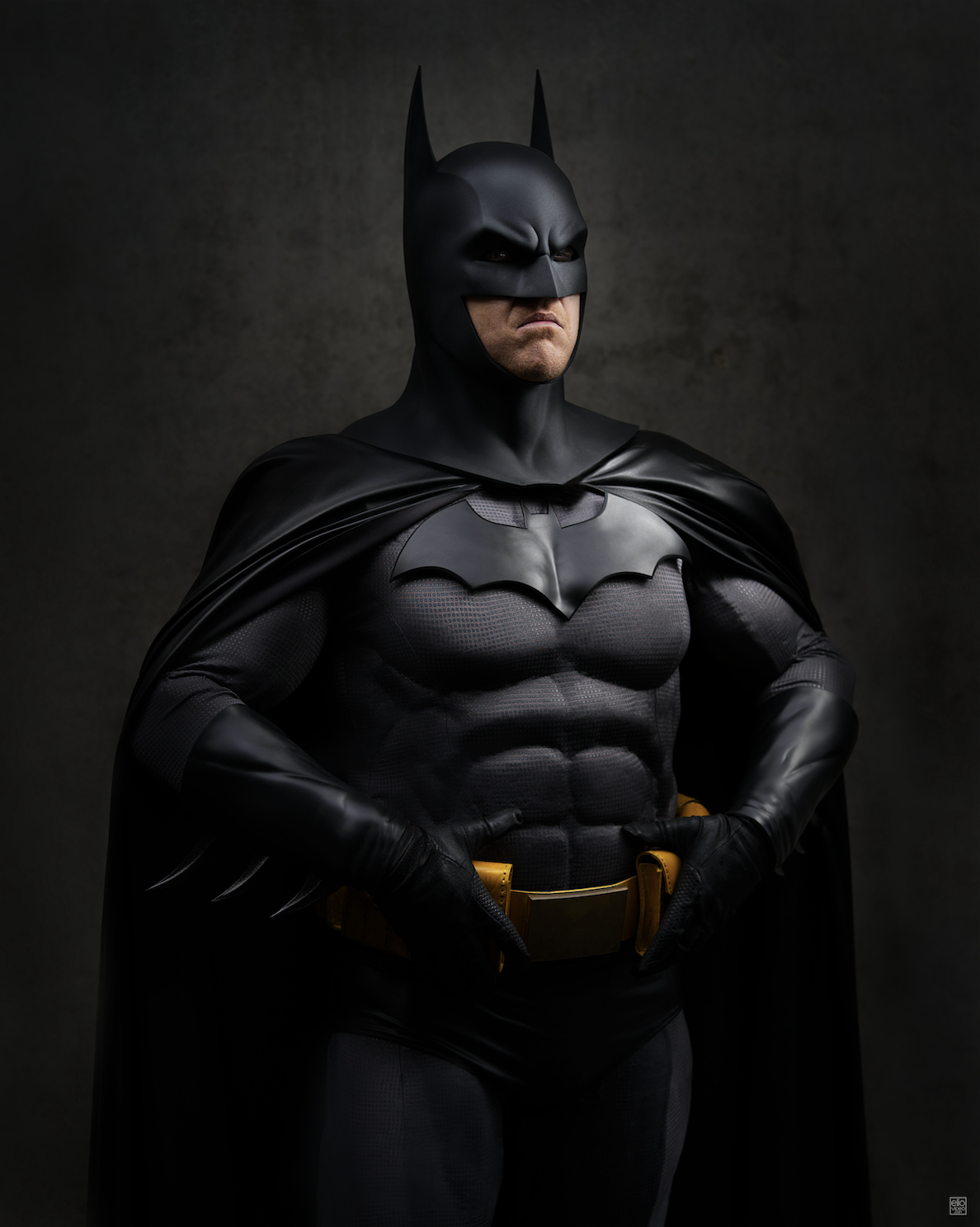 Portrait d'un cosplayeur en costume de Batman, fond sombre