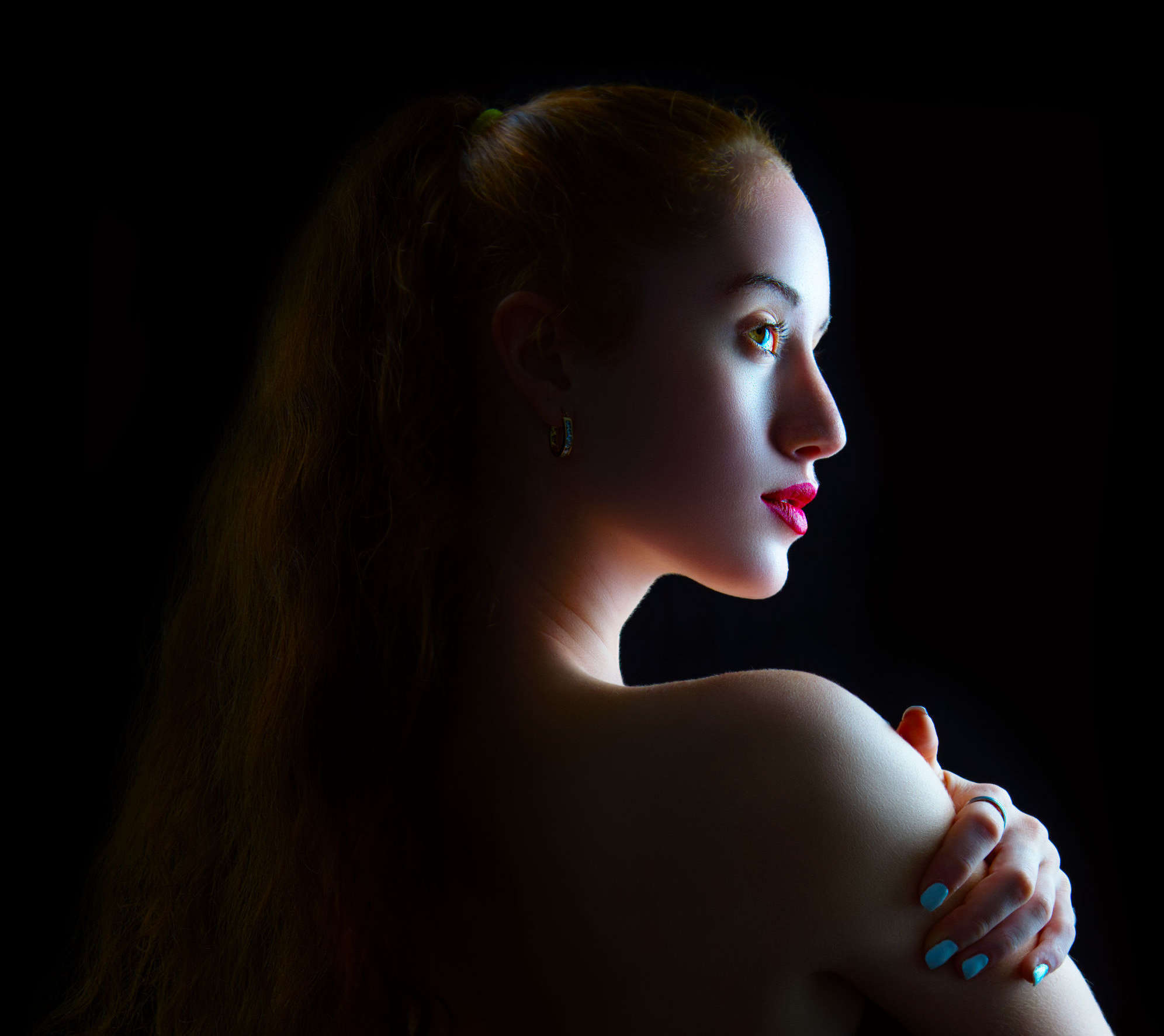 Portrait de profil en clair-obscur, épaule nue