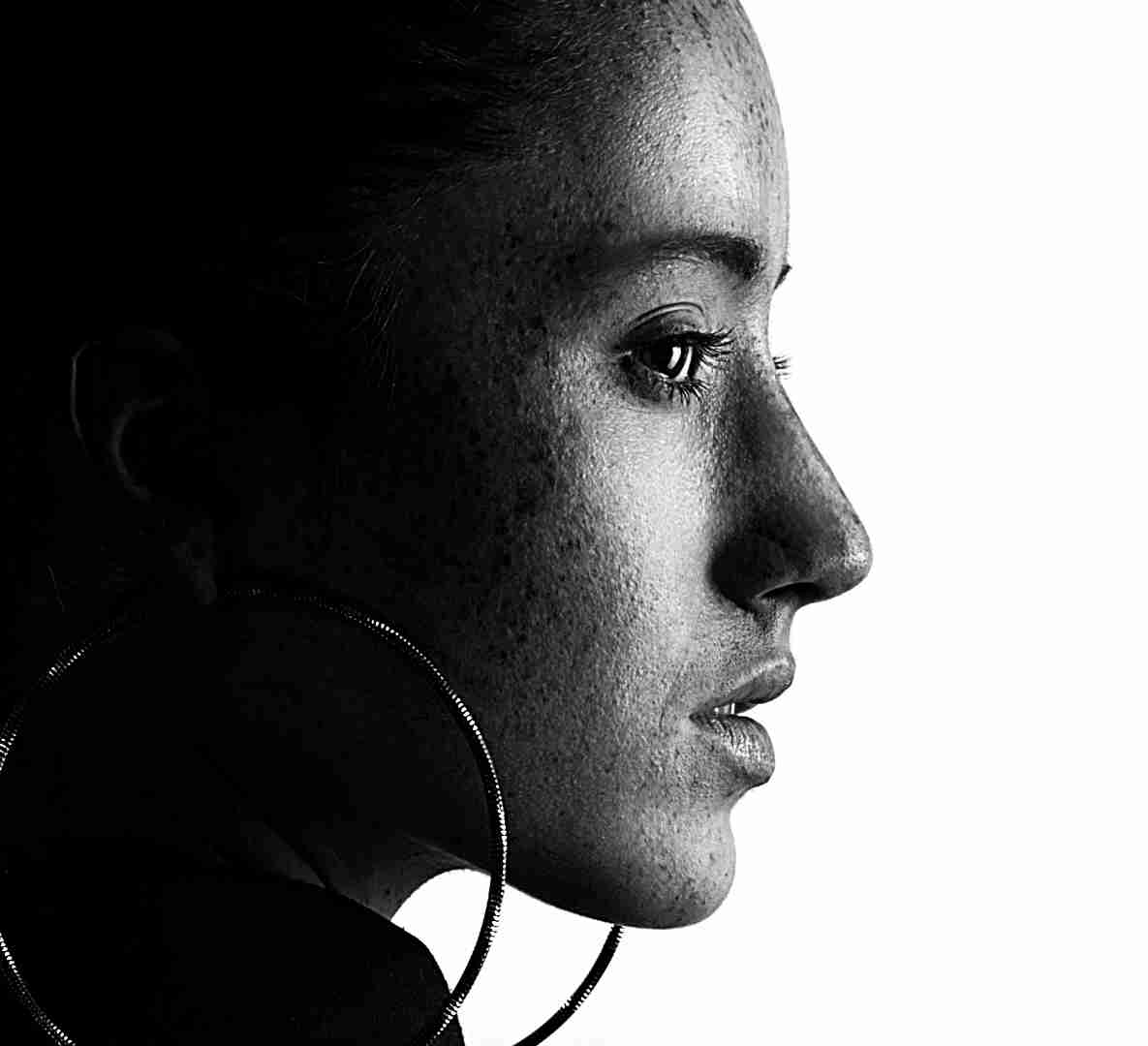 Portrait de profil en noir et blanc, grandes créoles