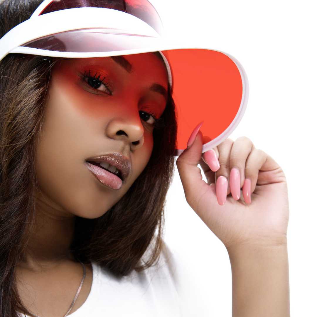 Portrait en couleurs vives, casquette orange et lumière assortie