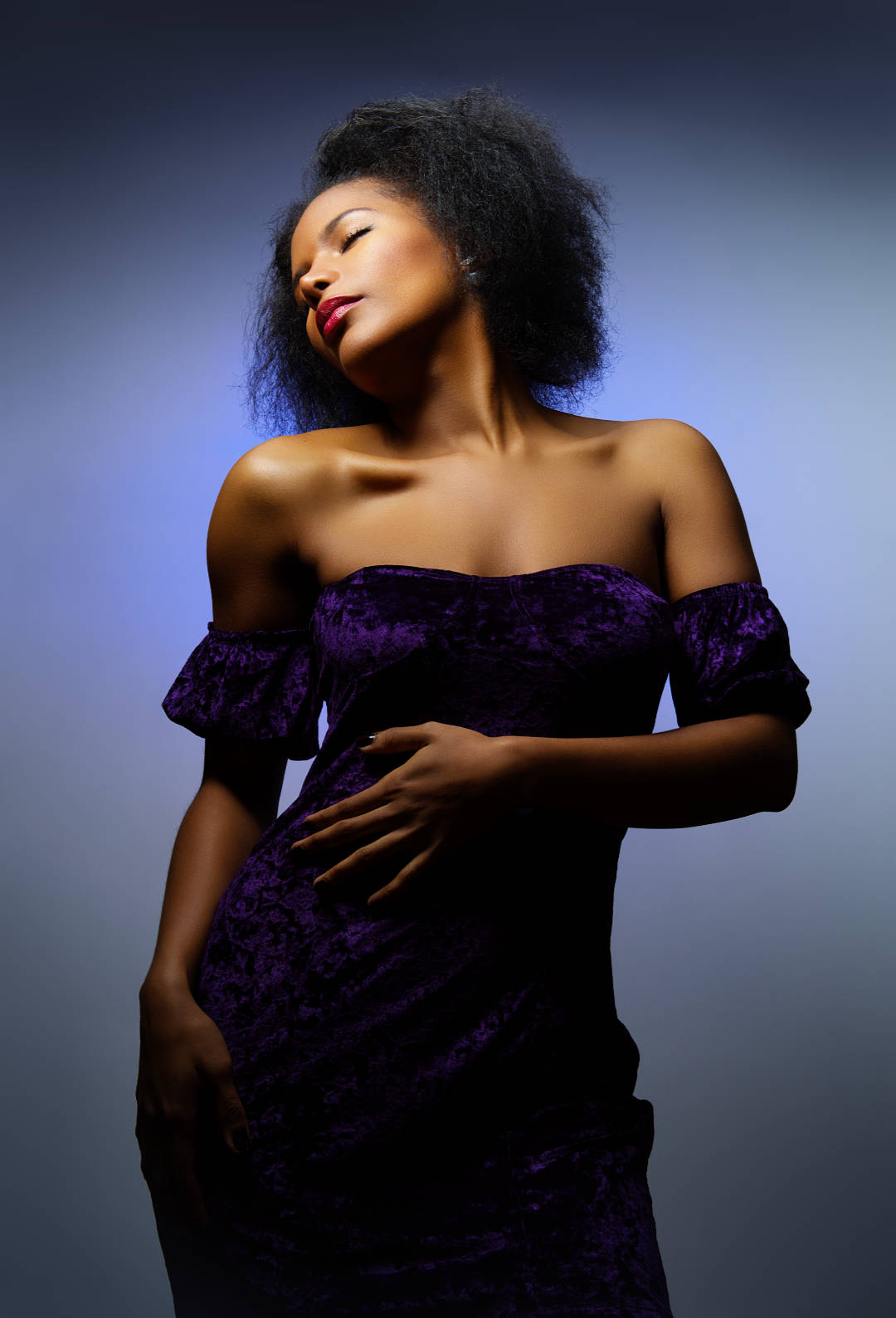 Portrait en studio, robe violette aux épaules dénudées
