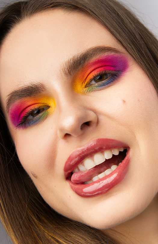 Portrait maquillage artistique, fards multicolores