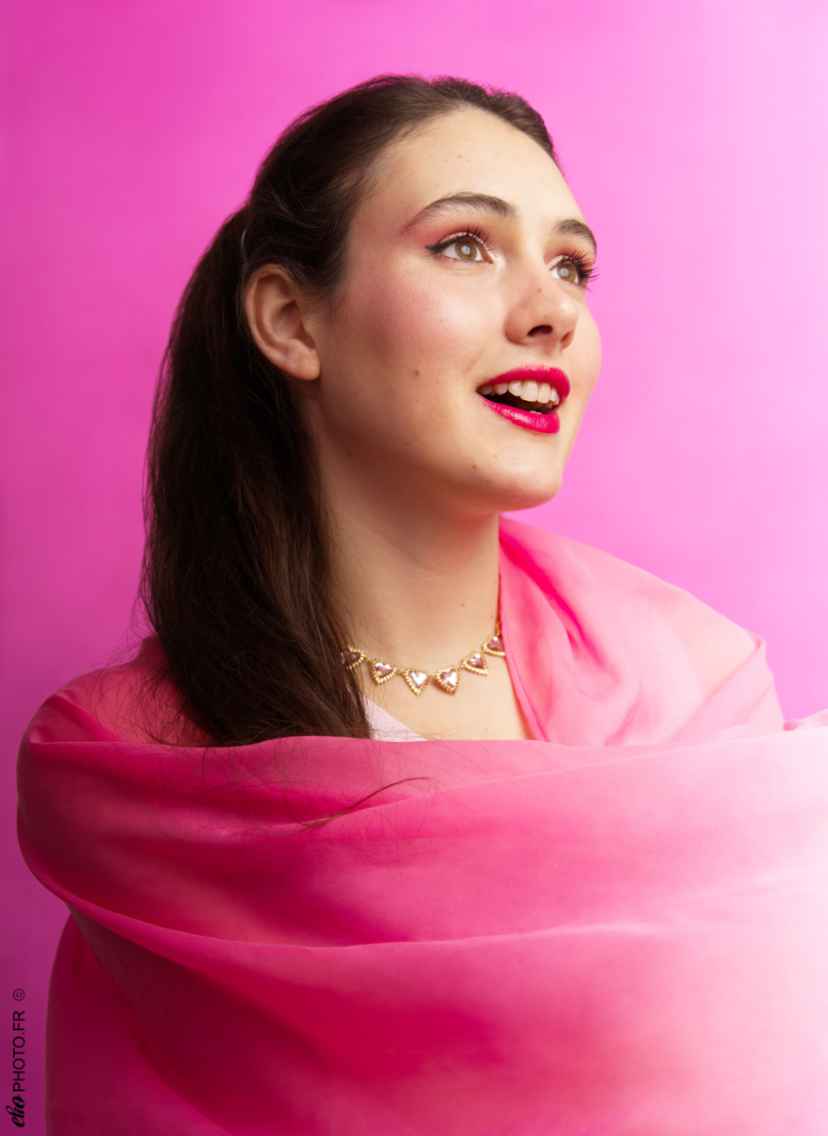 Portrait sur fond rose, écharpe rose