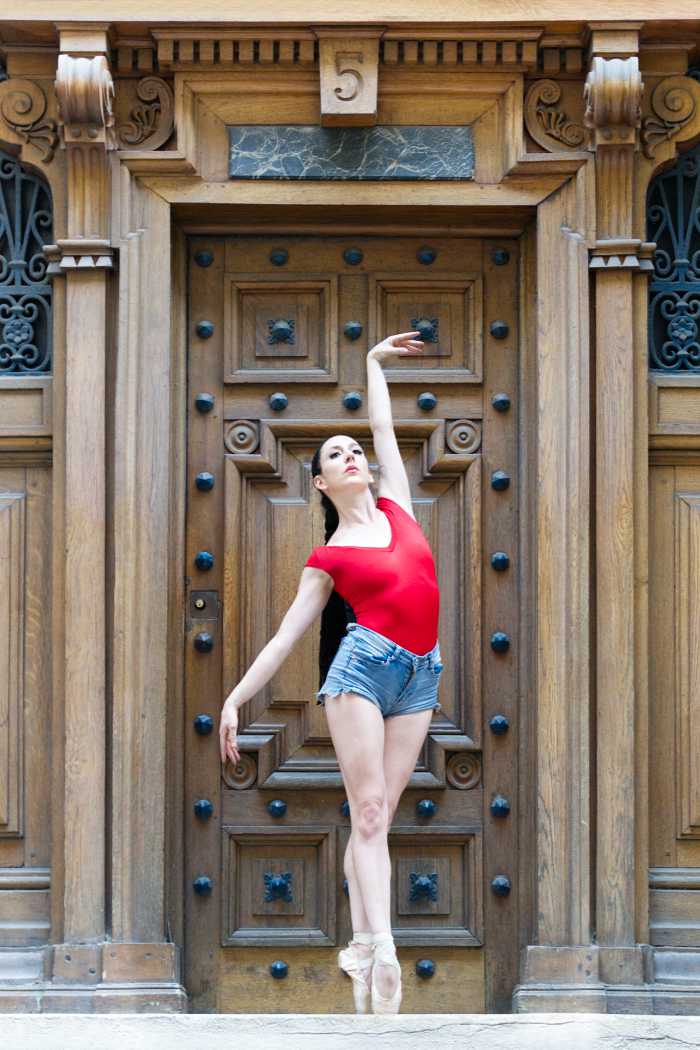 Maya danse rue Notre-Dame-des-Victoires, Paris 2e — vue 4
