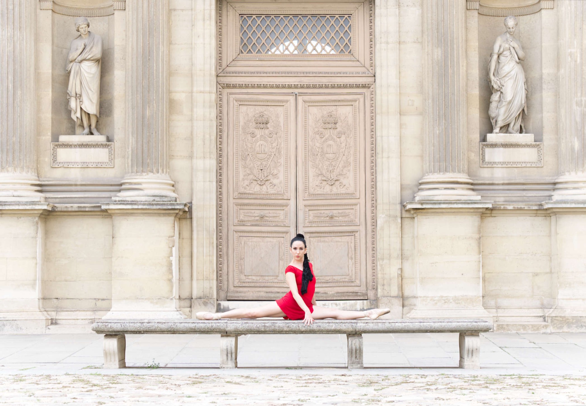 Maya, danseuse, en grand écart devant un monument parisien