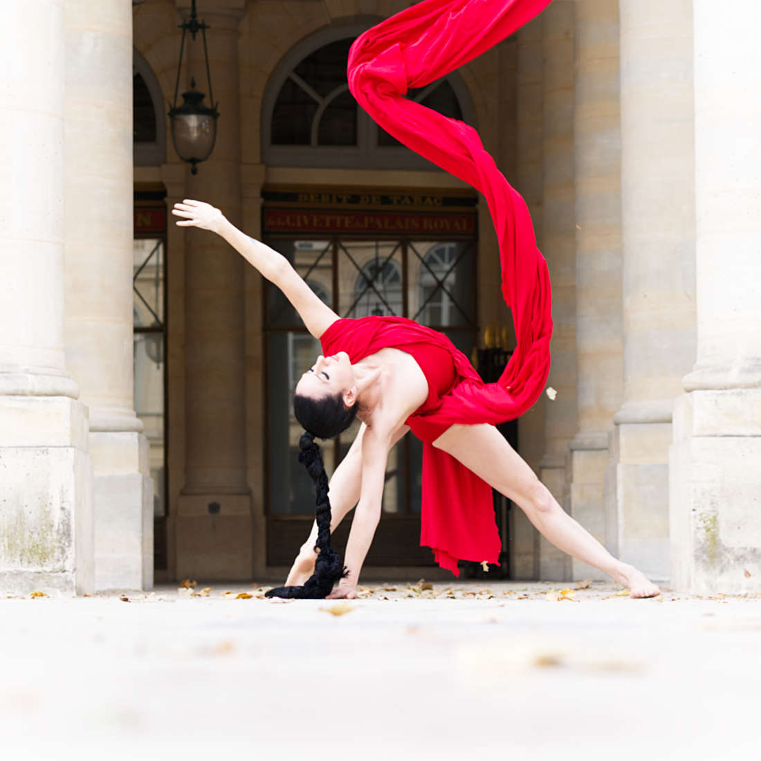 Maya en équilibre sur une jambe, photographie de danse à Paris