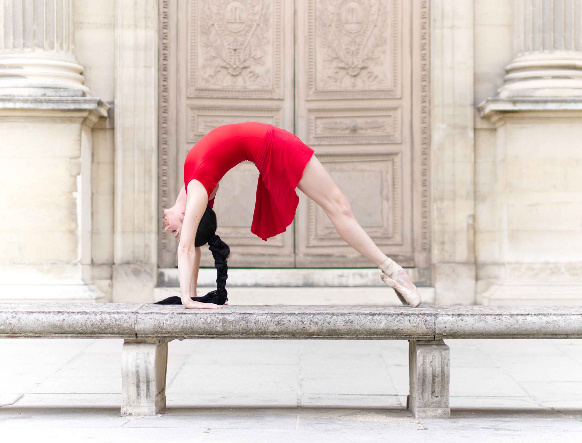 Maya en pose de danse contemporaine dans une rue parisienne