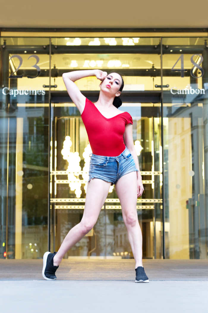 Maya en pose de danse rue des Capucines et rue de Montpensier, Paris — vue 1
