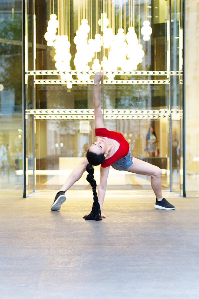 Maya en pose de danse rue des Capucines et rue de Montpensier, Paris — vue 2