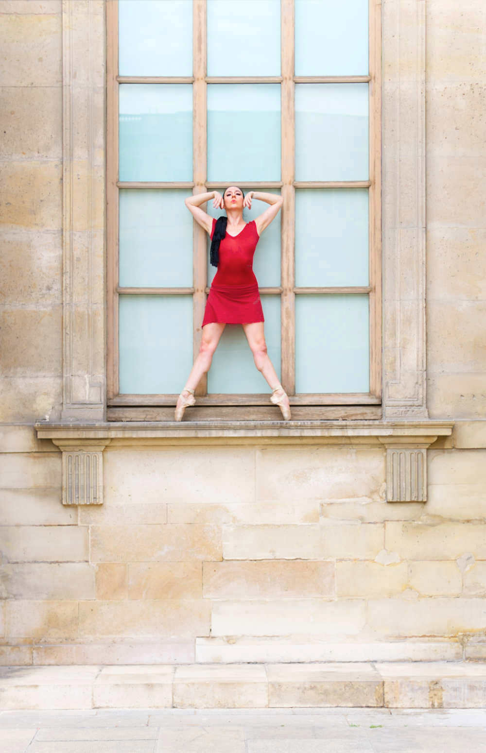 Maya, pose de danse devant un immeuble haussmannien