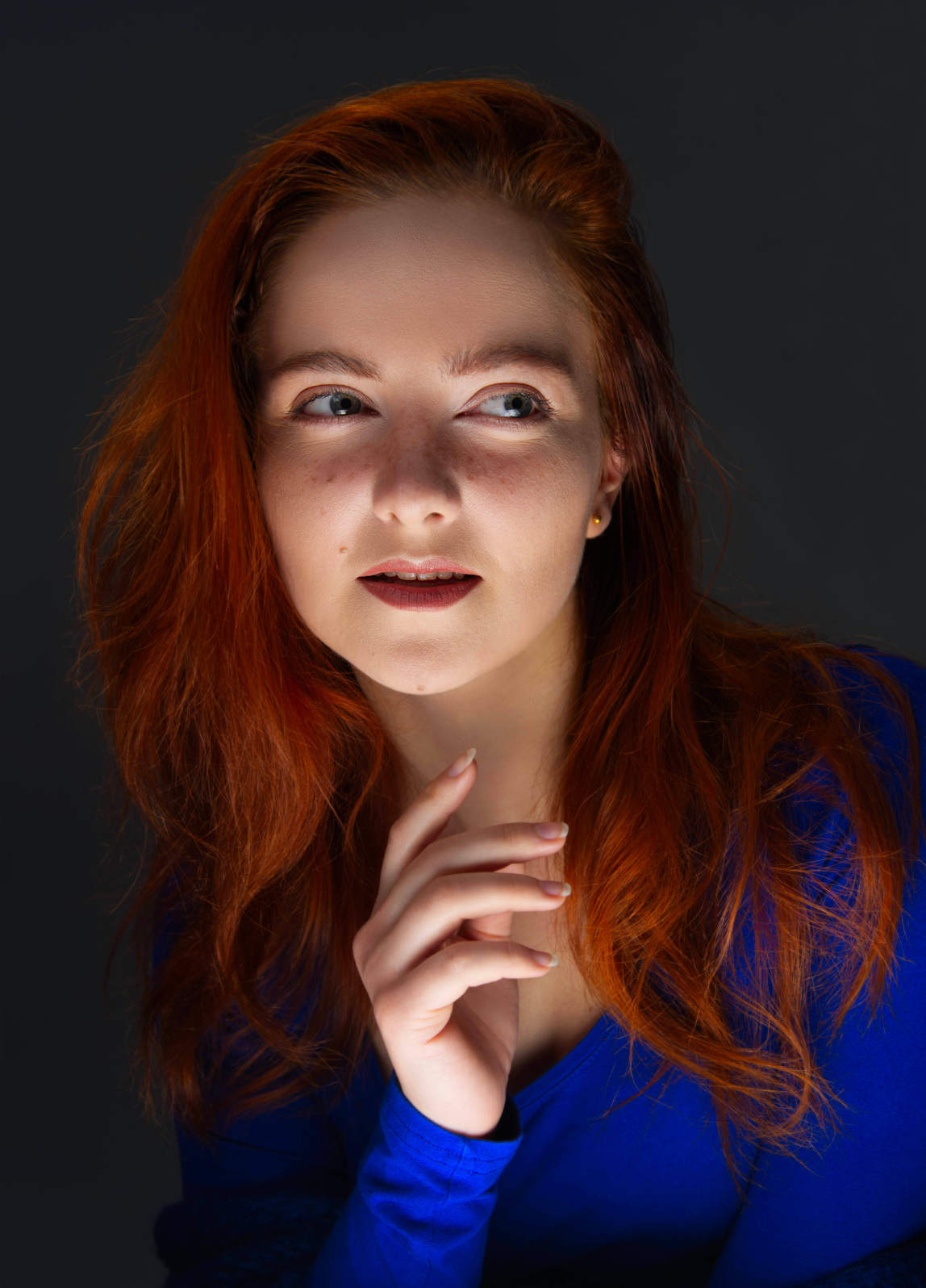 Portrait féminin, pose de profil