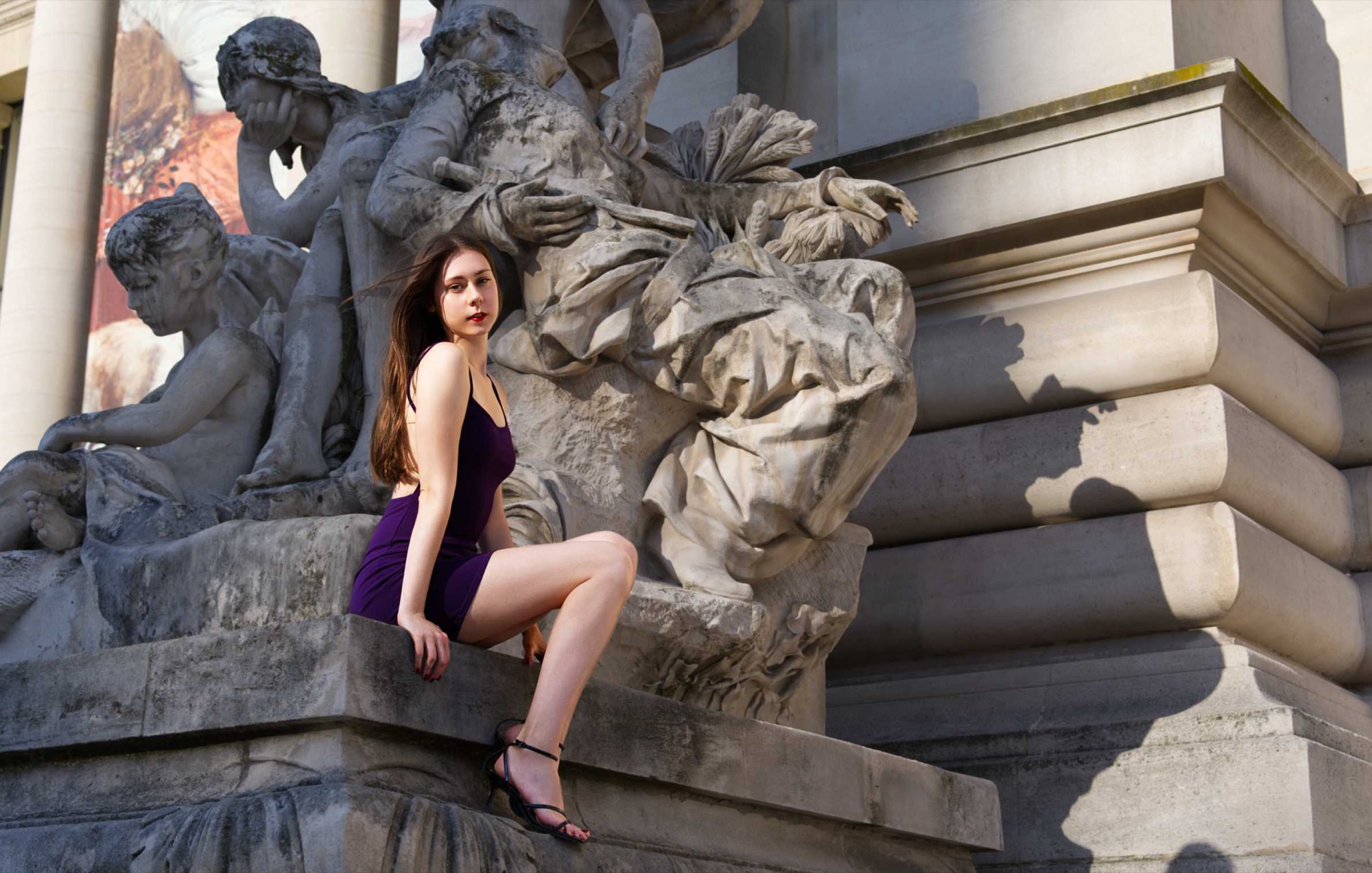 Portrait de Julia devant le Petit Palais à Paris