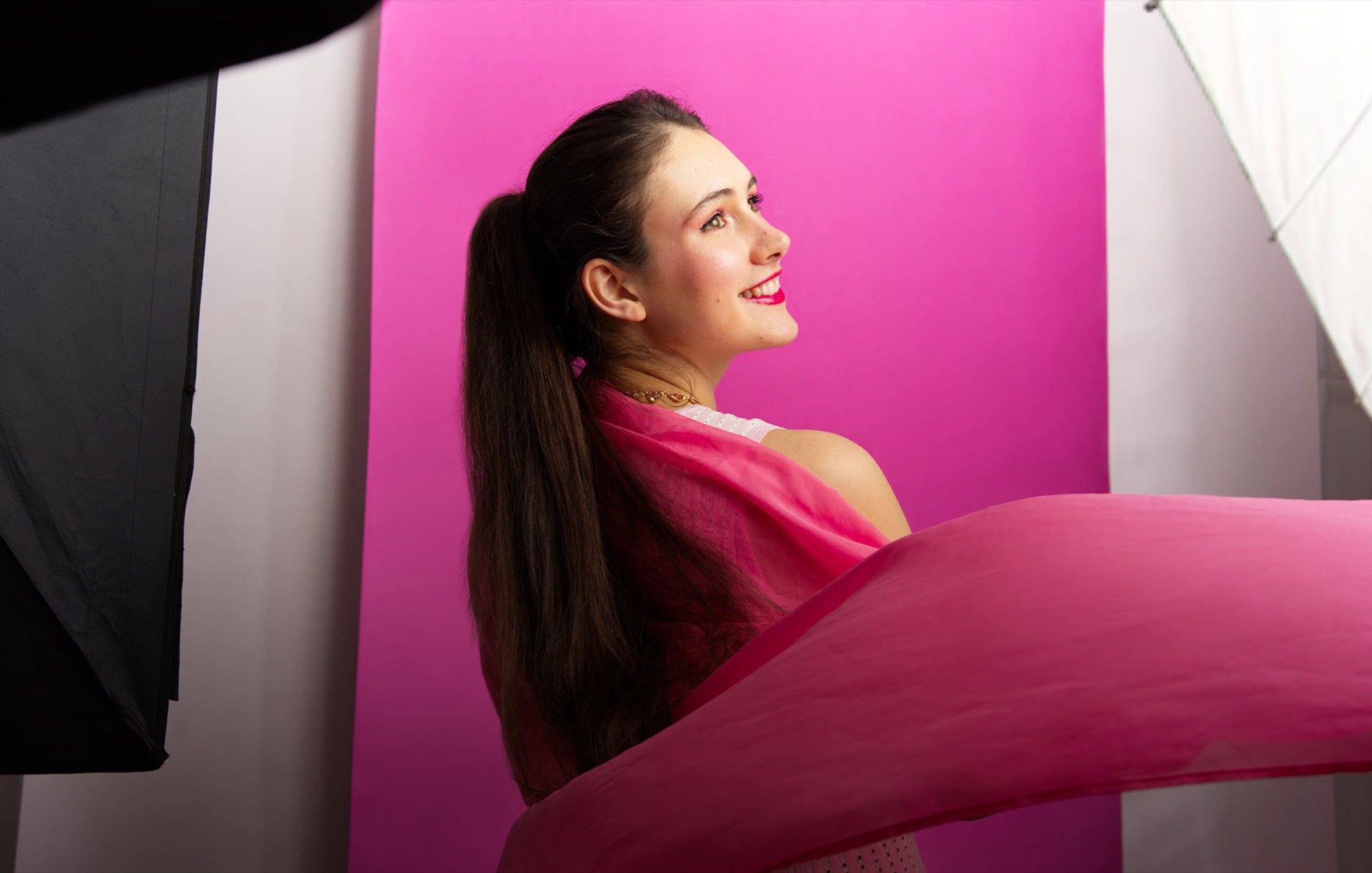 Portrait sur fond rose réalisé avec un studio photo installé au domicile du modèle